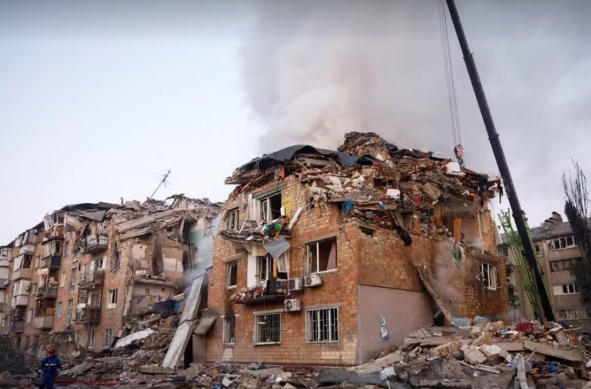 Ataque Russo em Kiev Deixa 17 Mortos, Incluindo Crianças, e Reacende Tensão no Conflito