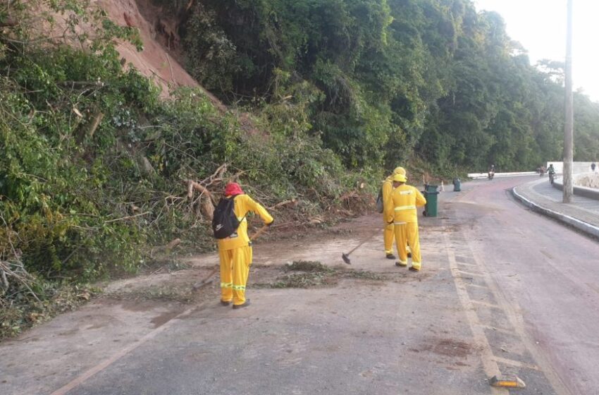 Semob-JP libera tráfego na Avenida Cabo Branco após serviços de limpeza embaixo de barreira