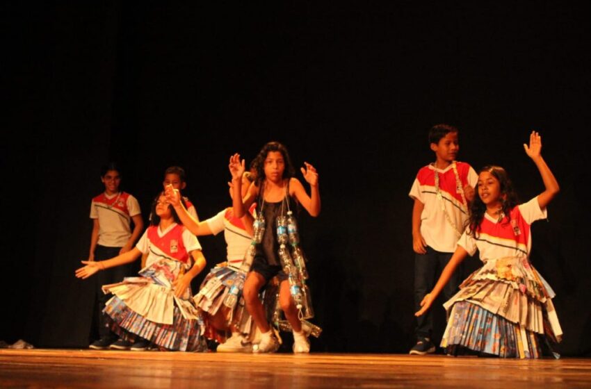 Alunos da rede municipal participam do Festival de Arte Estudantil no Teatro Ednaldo do Egypto