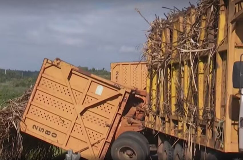 Carreta Perde Controle e Tomba na BR-230 em Santa Rita, Interditando Faixa