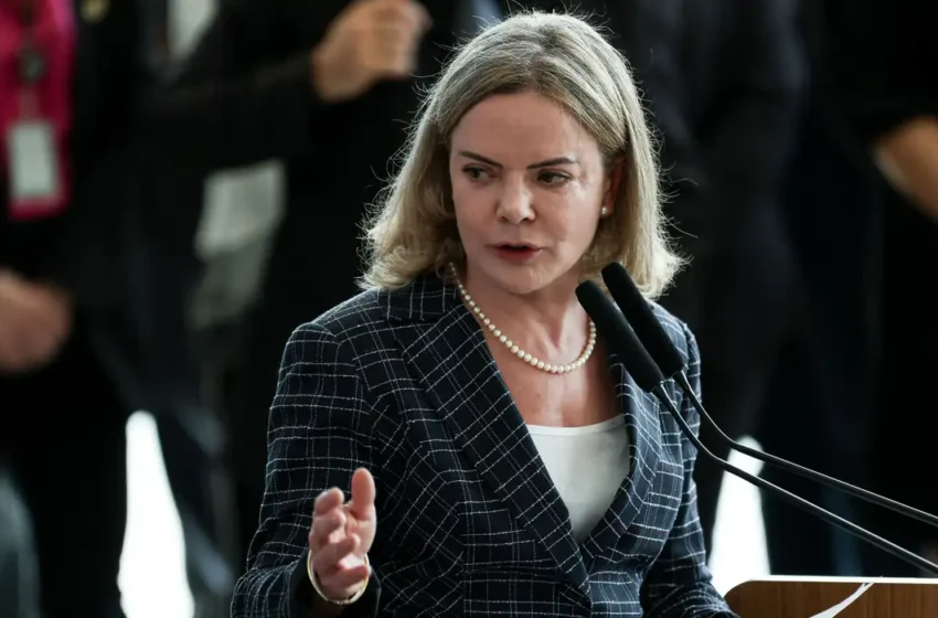  Gleisi Hoffmann critica ameaça dos EUA de uso de poder militar contra o Brasil