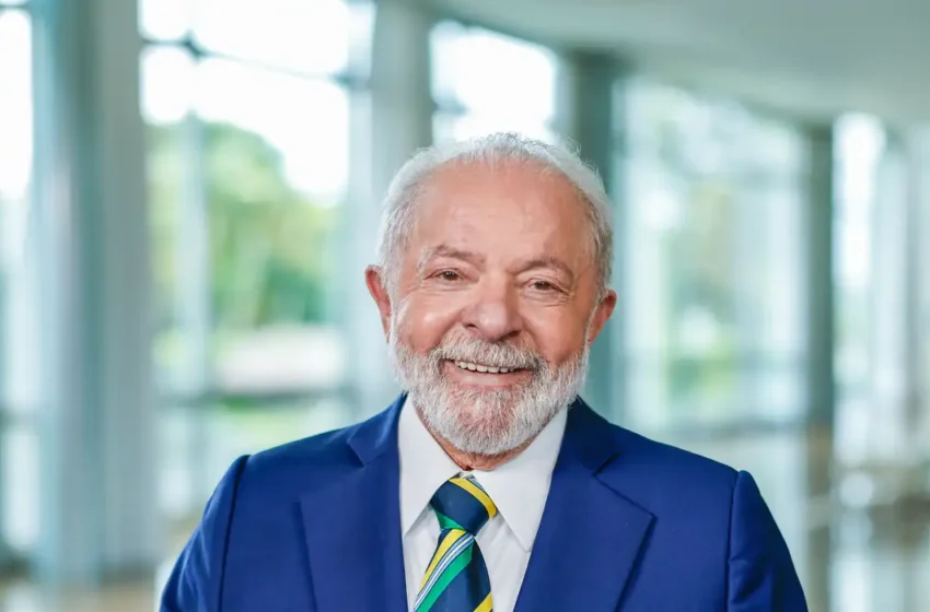 Lula cresce e fica 7 pontos a frente da família Bolsonaro. Michele tem o mesmo tamanho do esposo, mas é Tarcísio que aparece com vantagem reduzida para Lula Veja os números da AtlasIntel/Bloomberg
