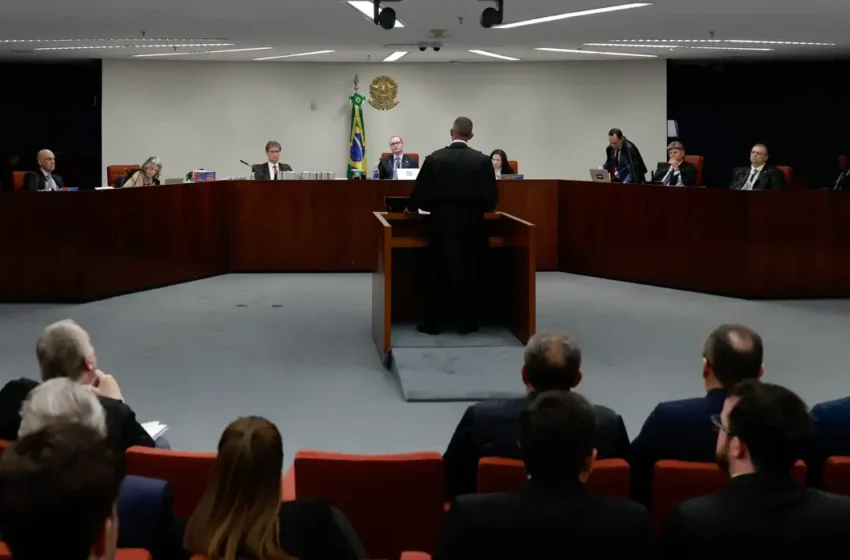 Moraes envia à Câmara denúncia da PGR contra Eduardo Bolsonaro