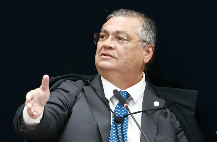  Flávio Dino pede investigação da PF sobre ameaças após voto contra Bolsonaro