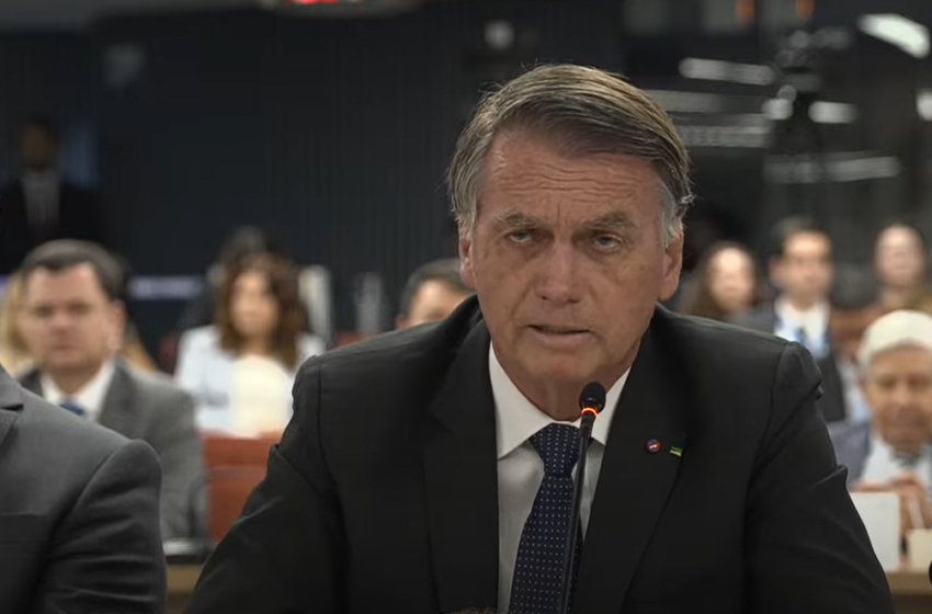 Às vésperas de julgamento decisivo, Bolsonaro enfrenta crise de soluço e recebe visitas discretas em casa