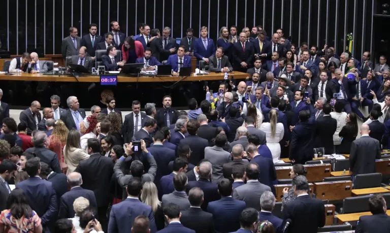  Tentativa de vincular isenção do IR à PEC da Dosimetria gera impasse e tensão na Câmara dos Deputados