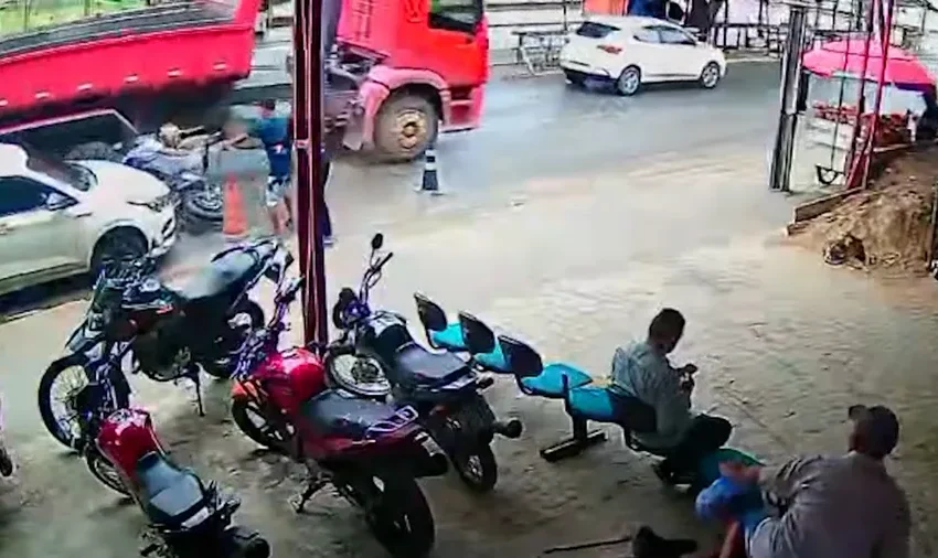  Jovem morre atropelado a caminho do trabalho e motorista de caminhão se apresenta horas depois à polícia
