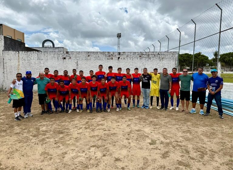  Técnico multicampeão da base do Fortaleza visita a Fundação Campeões do Amanhã