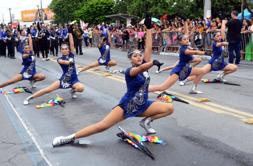 Desfile cívico reúne crianças e diversas bandas marciais no bairro Ilha do Bispo neste sábado