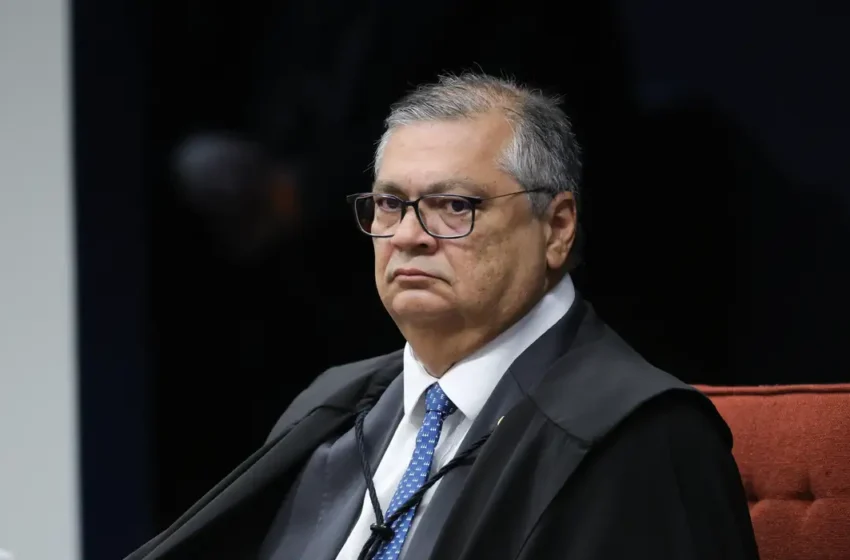 Mulher que tentou agredir ministro Flávio Dino em voo é indiciada pela Polícia Federal