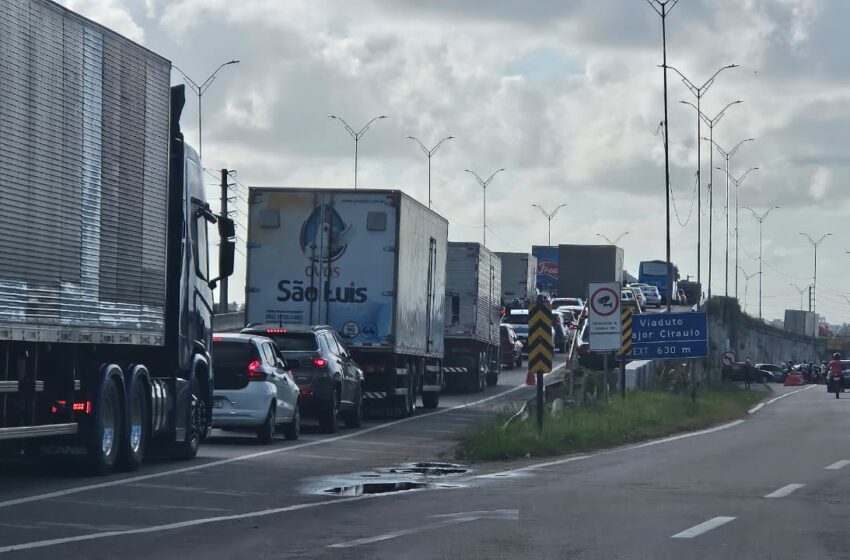 Acidente envolvendo motociclista na BR-101 deixa trânsito lento em João Pessoa