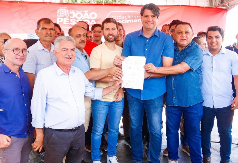  Leo Bezerra dá início às obras no tradicional Campo da Mangueira, no Rangel