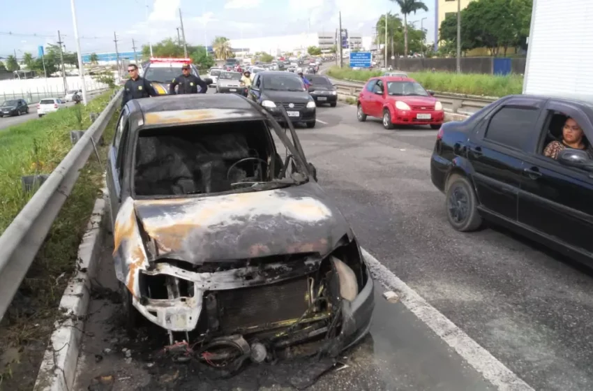 Incêndio em veículo causa lentidão na BR-230, em João Pessoa