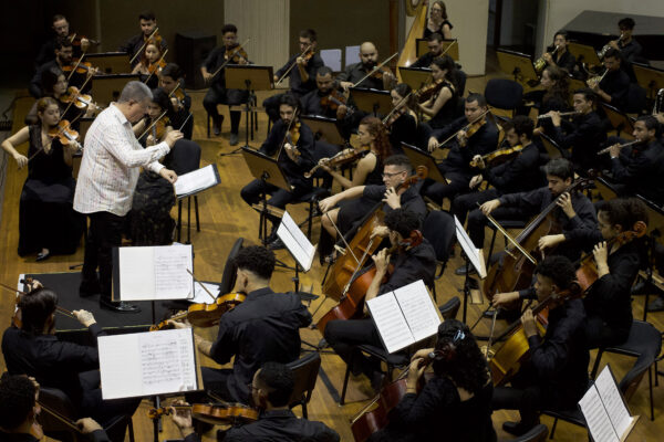 Orquestra Sinfônica Jovem da Paraíba apresenta concerto com repertório eclético e estreia nacional de obra portuguesa