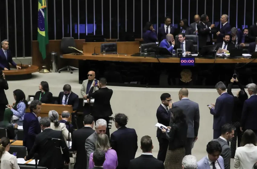  Câmara aprova urgência para projeto que exclui gastos de saúde e educação do limite fiscal