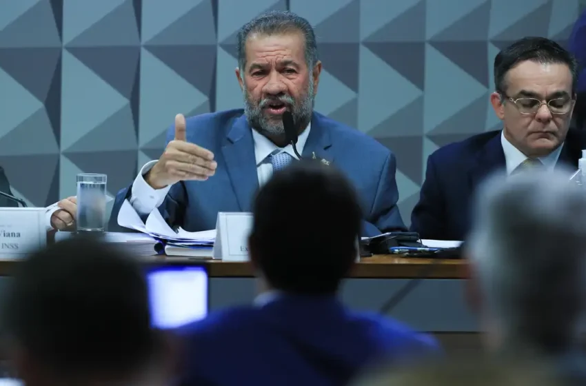 Ex-ministro Carlos Lupi diz à CPMI do INSS que governo já monitorava denúncias de irregularidades desde 2023