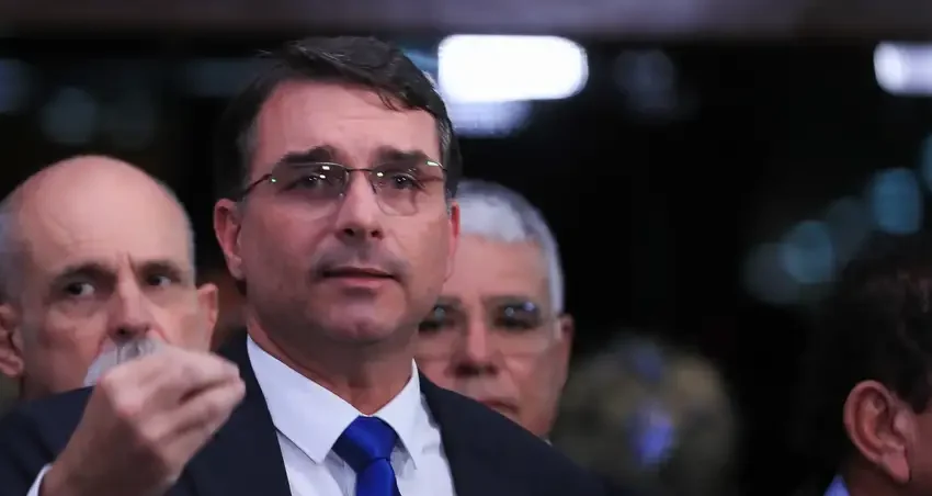  Flávio Bolsonaro ataca Moraes após voto por condenação do ex-presidente no STF