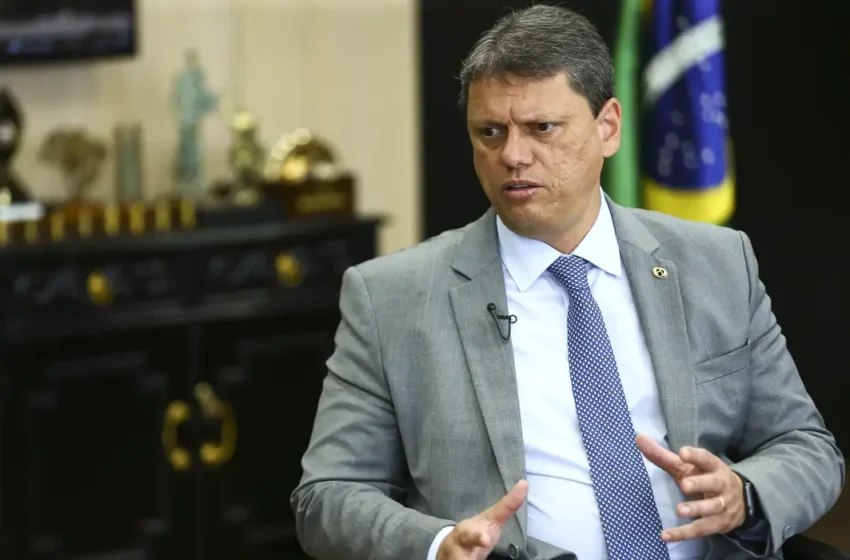 Moraes autoriza visita de Tarcísio de Freitas a Bolsonaro em prisão domiciliar