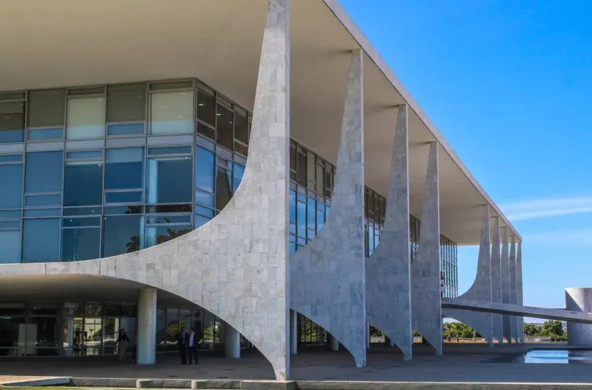  Homem tenta invadir Palácio do Planalto e é contido pela guarda presidencial