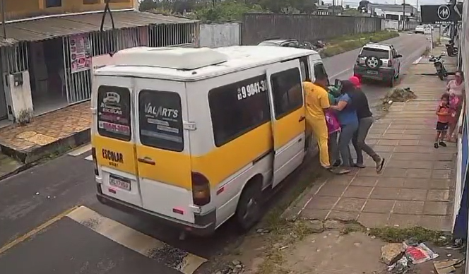  Casal vive momentos de terror ao ser sequestrado com van escolar usada em ataque, no Bairro Valentina em João Pessoa