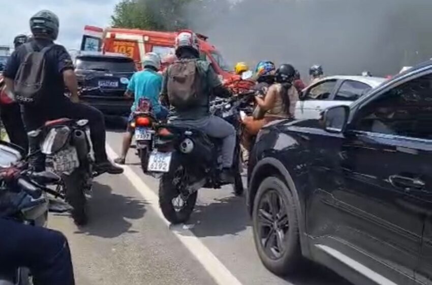  Caminhão pega fogo em frente à Cagepa de Marés; ninguém ficou ferido