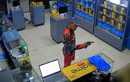  Homem armado invade loja em Mangabeira e obriga funcionários a entregar celulares