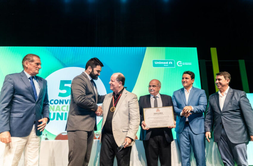 Homenagem Histórica: Gualter Ramalho recebe a primeira Comenda Empreendedor Pessoense durante convenção nacional da Unimed