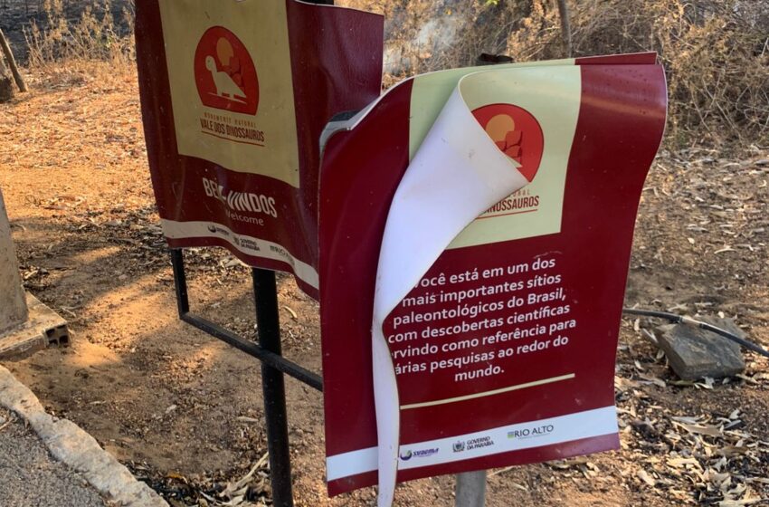  Incêndio em vegetação suspende atividades no Vale dos Dinossauros