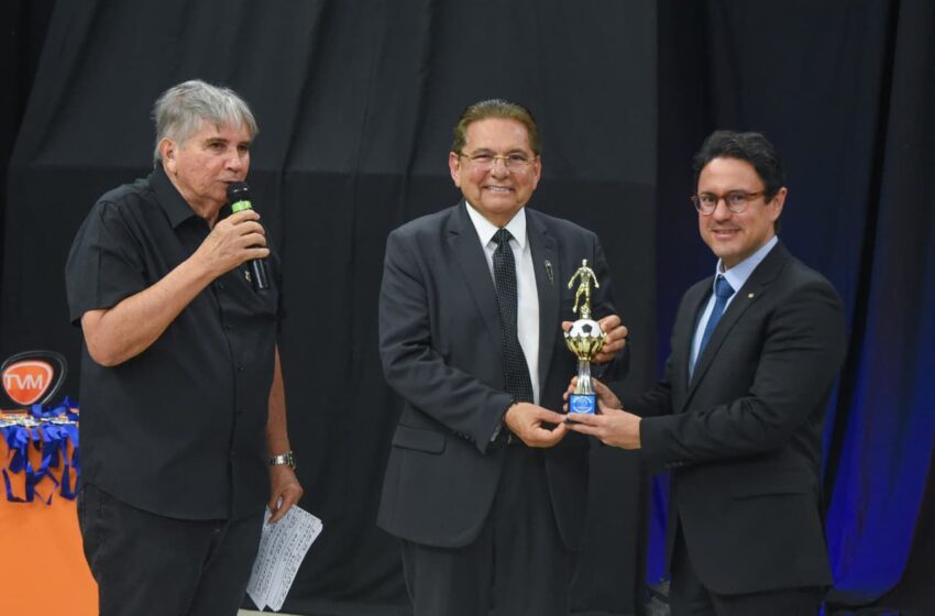  Adriano Galdino recebe homenagem durante premiação esportiva na TV Master com o Professor União