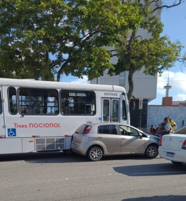  Colisão entre carro e ônibus causa lentidão no trânsito no Centro de João Pessoa