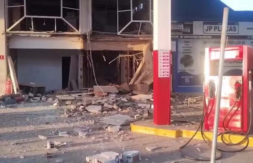 Assalto com explosão de cofre deixa posto de combustíveis destruído no bairro da Torre, em João Pessoa
