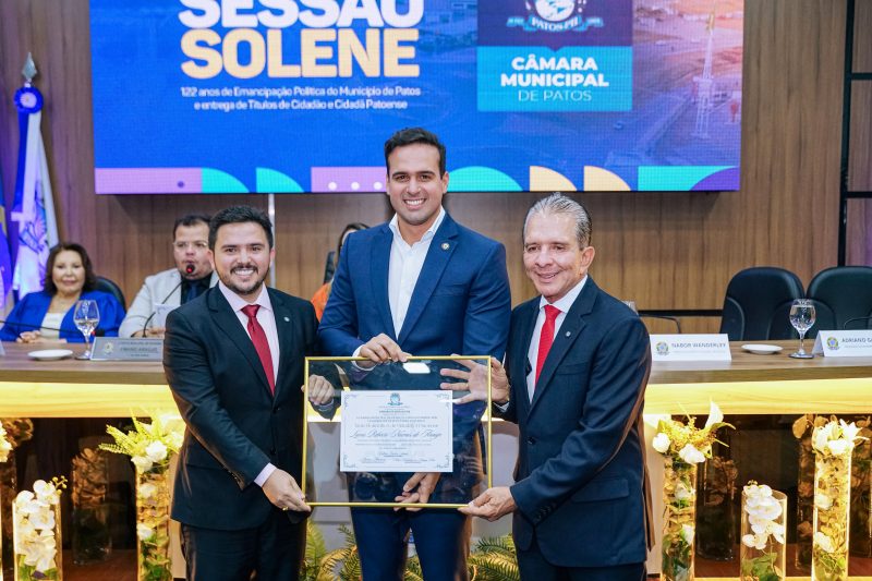 Lucas Ribeiro recebe título de cidadão patoense durante celebração dos 122 anos de Patos