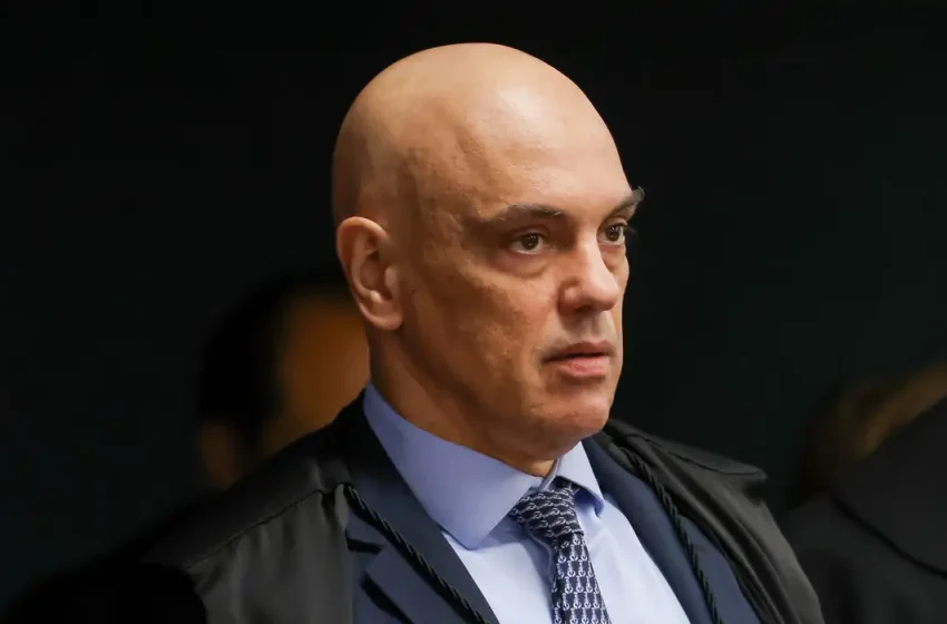  Moraes determina prisão preventiva de Jair Bolsonaro após convocação de vigília; audiência de custódia ocorrerá neste domingo
