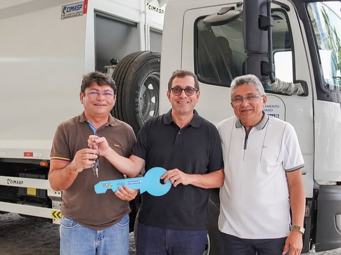  Jericó recebe caminhão compactador adquirido com emendas de Gervásio Maia