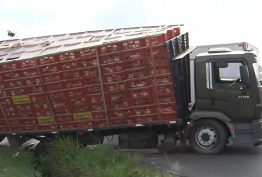  Caminhão carregado de frango tomba e bloqueia linha férrea na Ilha do Bispo, em João Pessoa