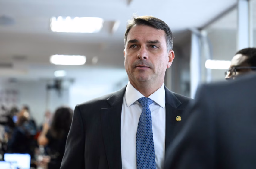  Flávio Bolsonaro assume protagonismo e é cotado como possível sucessor do pai na disputa presidencial