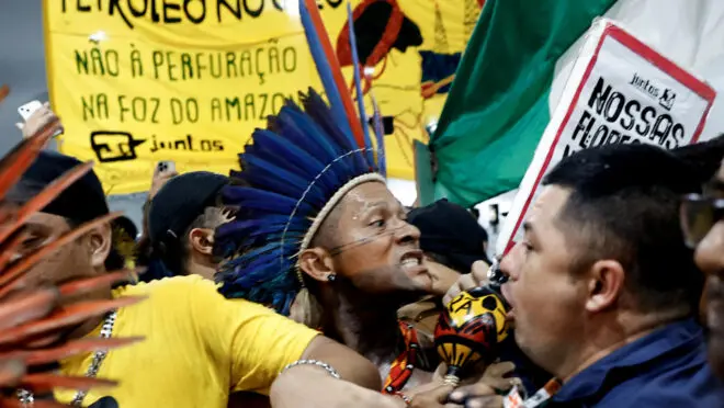  Protesto termina em confusão na COP 30: manifestantes tentam invadir área restrita em Belém