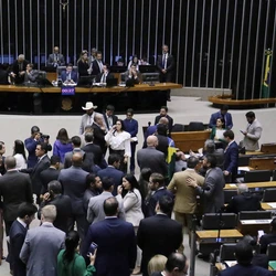  Câmara aprova ampliação da prisão temporária e novas regras para tornozeleira eletrônica
