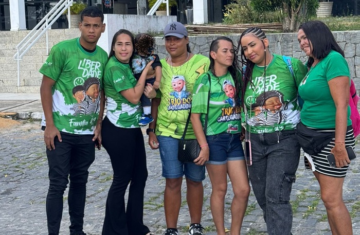  Fãs aguardam Hytalo Santos em frente ao fórum antes de audiência em Bayeux