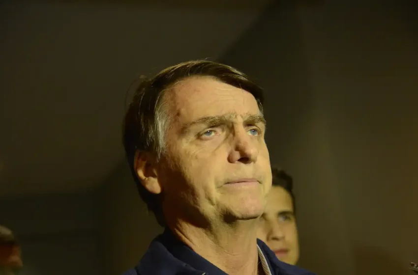  Defesa de Bolsonaro nega uso de celular durante visita de Nikolas Ferreira