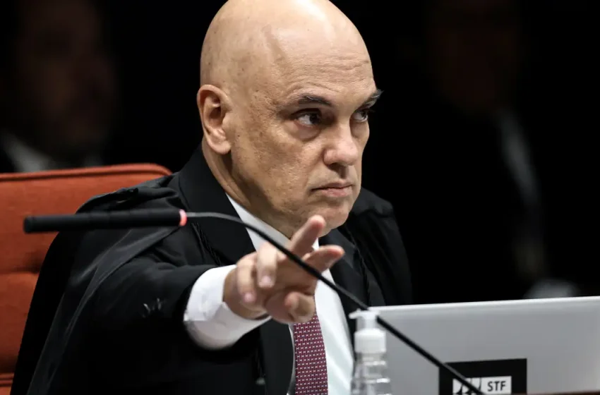  Moraes dá 24 horas para defesa de Bolsonaro explicar uso de celular por Nikolas Ferreira durante visita