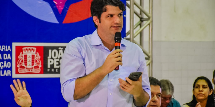  Reviravolta no PSB: Léo Bezerra entrega presidência e agita bastidores da sucessão