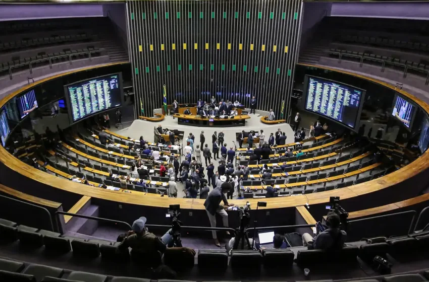  Líder do PT propõe mudança em regra de presença parlamentar após faltas de Eduardo Bolsonaro