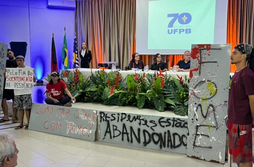  Estudantes da UFPB protestam contra corte do auxílio alimentação