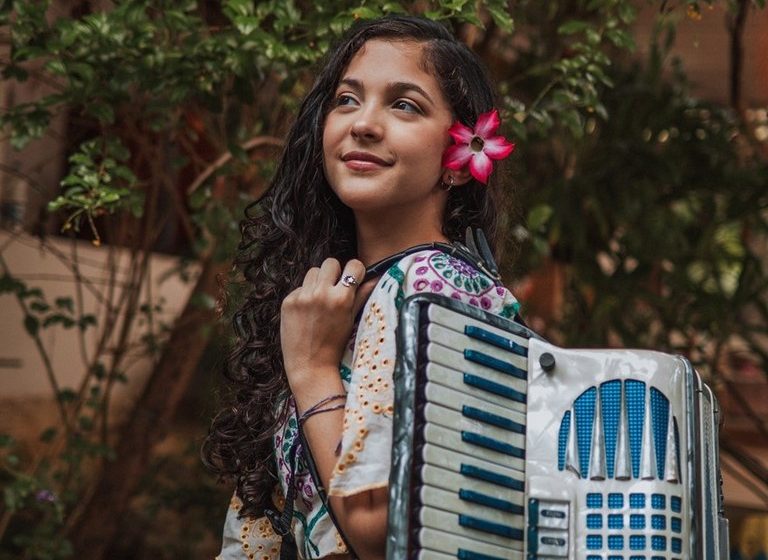  Funesc celebra o Dia do Forró com show de Lily Sanfoneira e Projeto Tamborete