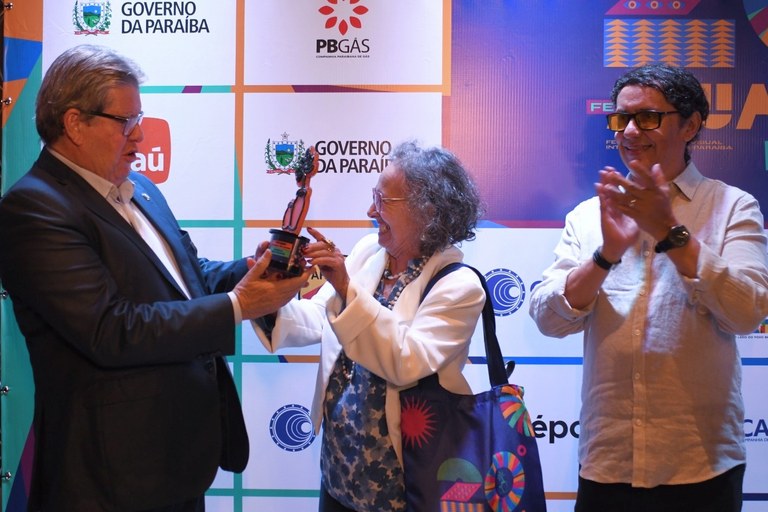  João Azevêdo prestigia abertura do Fest Aruanda e recebe homenagem pelos avanços no setor audiovisual