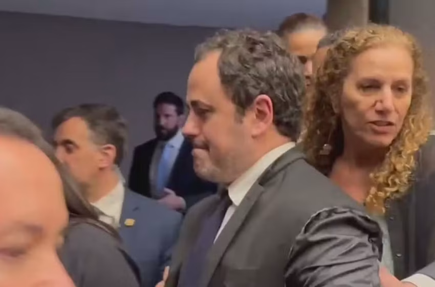  Câmara tem tumulto e corte de transmissão durante protestos de Glauber Braga antes de votação de cassação