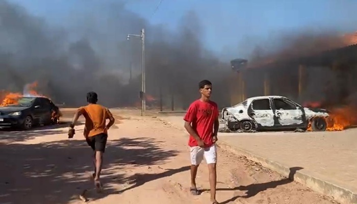  Incêndio atinge veículos durante procissão na praia de Barra de Mamanguape, na Paraíba