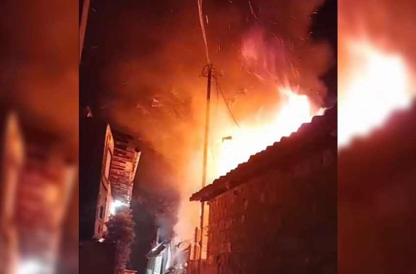  Incêndio destrói casa na véspera de Natal em Triunfo, no Sertão da Paraíba