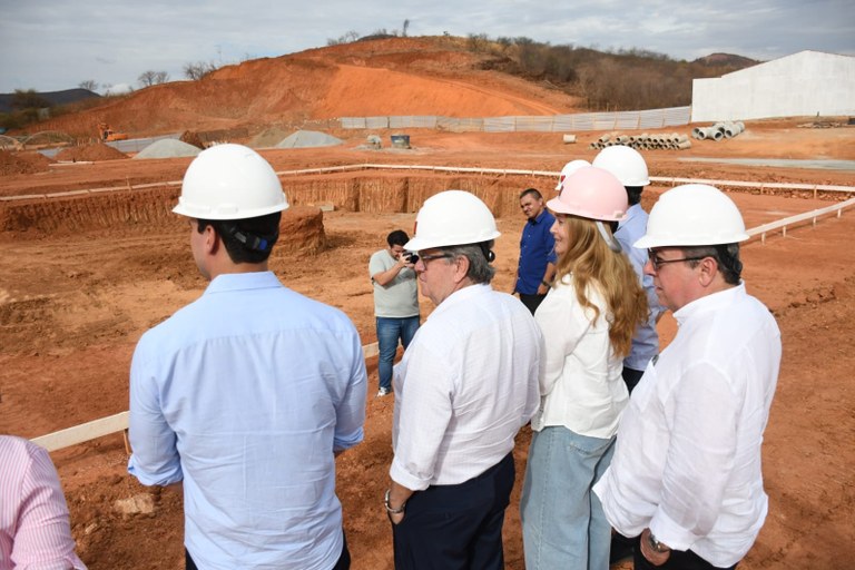  João Azevêdo visita obras em Cajazeiras e reforça cooperação entre Estado e município